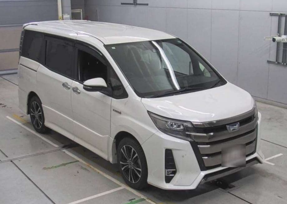 Toyota Noah Hybrid 2019 — shipped to UK